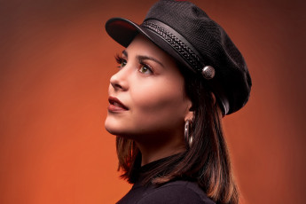 Картинка девушки -+лица +портреты брюнетка шапка профиль