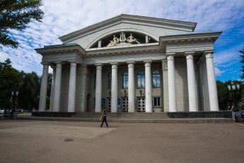 Картинка города -+исторические +архитектурные+памятники cаратовский академический театр оперы и балета основанный в 1875 году улица театральная