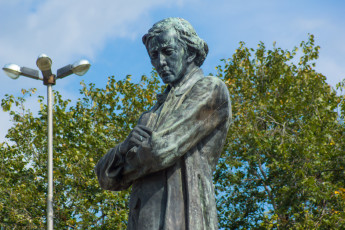 Картинка города -+памятники +скульптуры +арт-объекты памятник чернышевский вход в парк липки cаратов лето достопримечательности