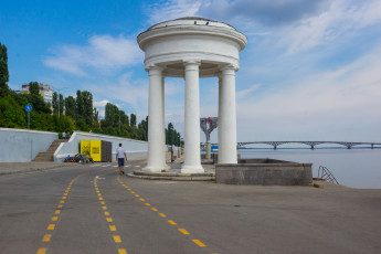 Картинка города -+улицы +площади +набережные ротонда набережная космонавтов волга саратов россия