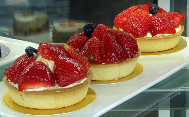 Обои картинки фото еда, пирожные,  кексы,  печенье, клубника, десерт