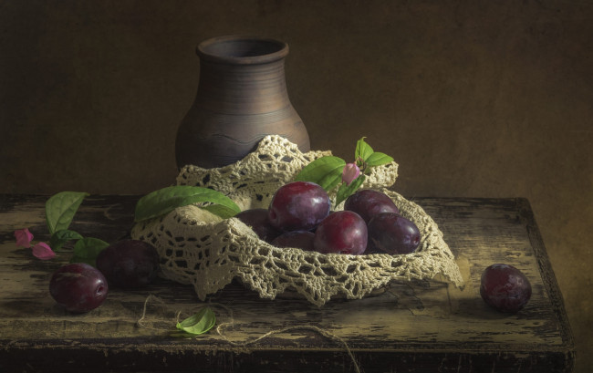 Обои картинки фото еда, персики,  сливы,  абрикосы, кувшин, сливы, ажурная, салфетка