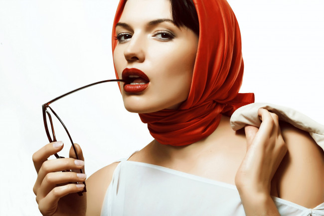 Обои картинки фото девушки, - лица,  портреты, брюнетка, карие, глаза, платок, очки