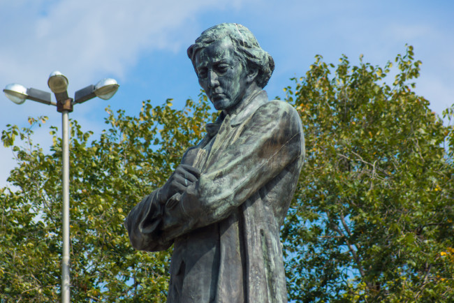 Обои картинки фото города, - памятники,  скульптуры,  арт-объекты, памятник, чернышевский, вход, в, парк, липки, cаратов, лето, достопримечательности