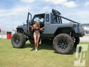 Картинка автомобили авто девушками стоянка