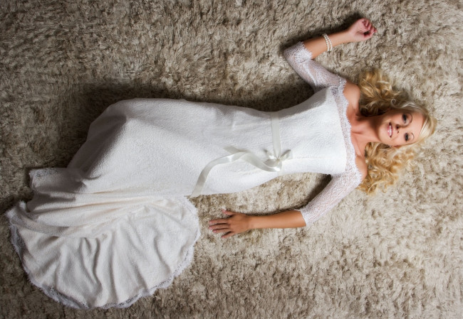 Обои картинки фото Jana Cova, девушки, свадебное, платье, ковёр