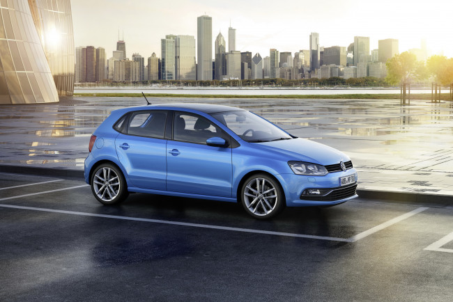 Обои картинки фото 2014 volkswagen polo, автомобили, volkswagen, polo, дома, дорога, голубой