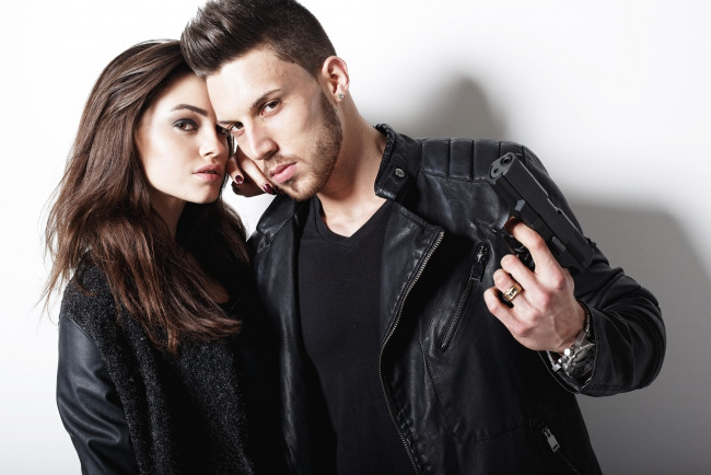 Обои картинки фото разное, мужчина женщина, девушка, парень, щетина, куртка, оружие, пистолет