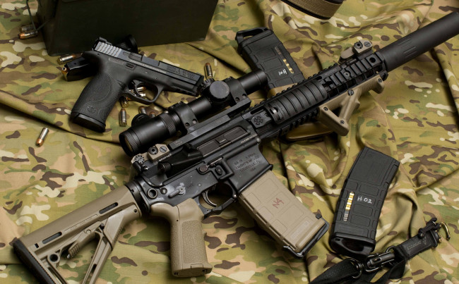 Обои картинки фото автомат кольт м4 и пистолет смит и вессон, оружие, автоматы, пистолет, смит, и, вессон, кольт, м4, автомат