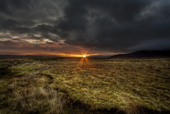 Обои картинки фото природа, восходы, закаты, поле, тучи, сумрак, солнце