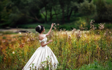 Картинка девушки -unsort+ брюнетки +шатенки луг фон взгляд девушка