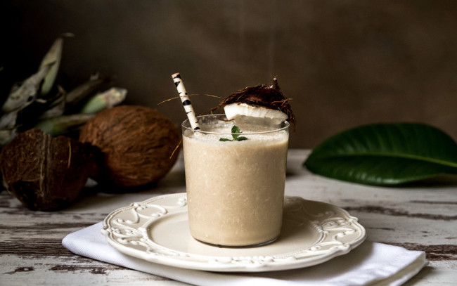 Обои картинки фото еда, напитки,  коктейль, кокос, бокал, напиток