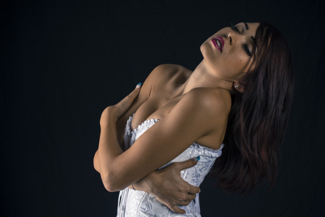 Обои картинки фото девушки, -unsort , брюнетки,  шатенки, взгляд, лицо