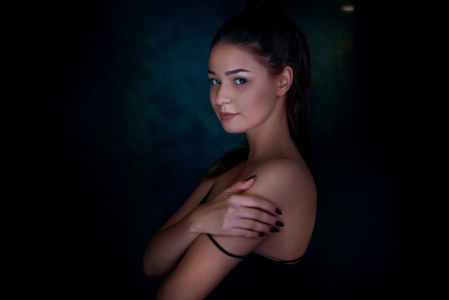 Обои картинки фото девушки, -unsort , брюнетки, темноволосые, взгляд, лицо