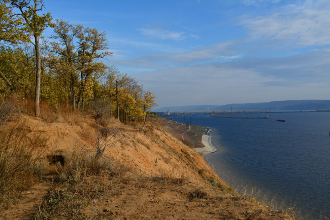 Обои картинки фото природа, реки, озера, небо, горы, простор, волга, обрыв, песок, деревья, облака