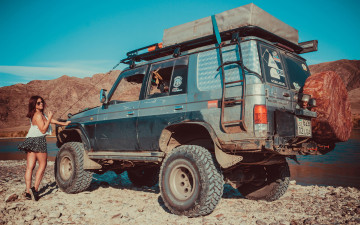 Картинка автомобили -авто+с+девушками toyota land cruiser
