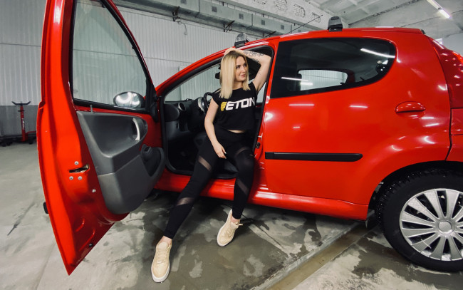 Обои картинки фото автомобили, -авто с девушками, peugeot, 107