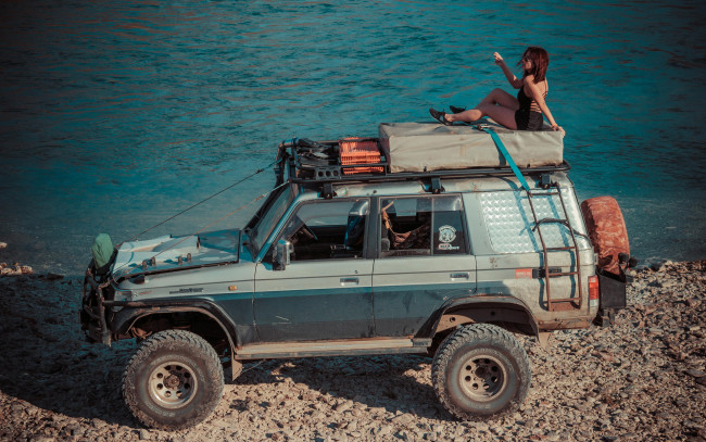 Обои картинки фото автомобили, -авто с девушками, toyota, land, cruiser