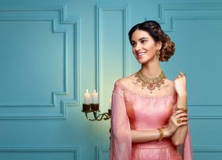 Картинка девушки -+брюнетки +шатенки розовое платье украшения