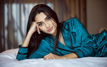 Картинка девушки -+брюнетки +шатенки брюнетка карие глаза пижама поза dhanya ramkumar