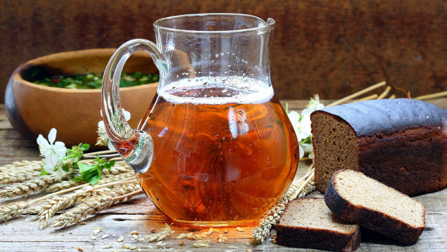 Обои картинки фото еда, напитки, кувшин, квас, хлебный, черный, хлеб