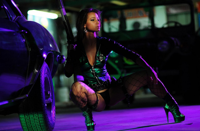 Обои картинки фото девушки, melisa mendiny , kristina uhrinova, брюнетка, куртка, ружье, трусики, чулки, каблуки, машина