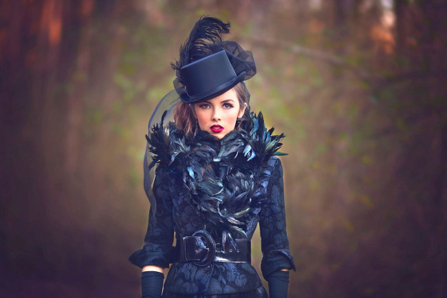 Обои картинки фото девушки, - брюнетки,  шатенки, шляпка, перо, перчатки