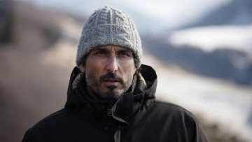 Картинка mystere+ +2021+ кино+фильмы mystere мой волк драма приключения кадры из фильма фильм vincent elbaz stephane