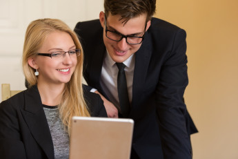 Картинка разное мужчина+женщина блондинка брюнет очки улыбки