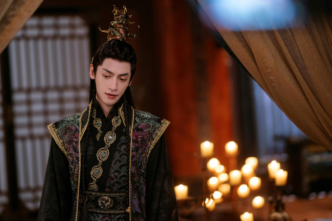 Обои картинки фото кино фильмы, till the end of the moon, персонаж, свечи