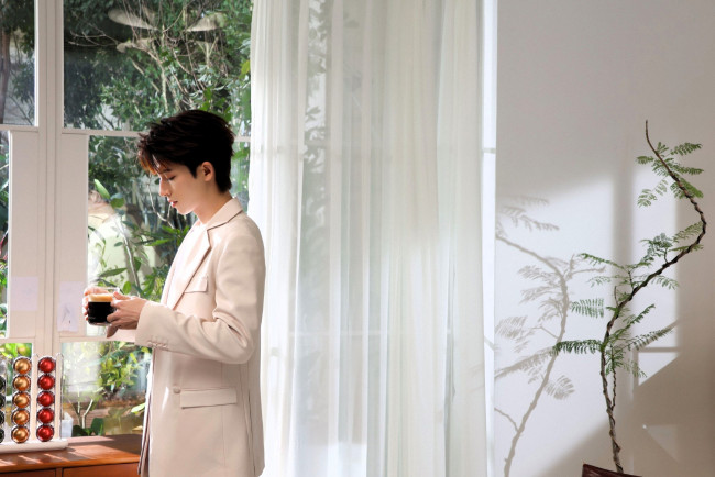 Обои картинки фото wang xing yue, мужчины, актер, костюм, чашка, окно