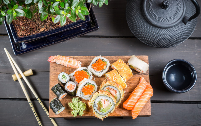 Обои картинки фото еда, рыба,  морепродукты,  суши,  роллы, японская, кухня, роллы, суши, чайник, палочки