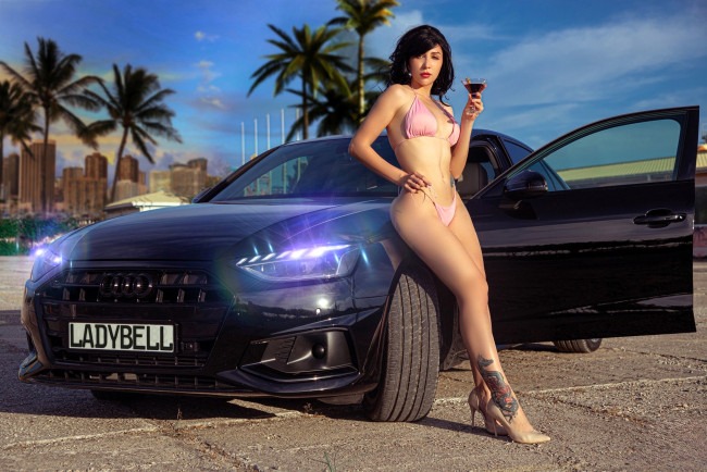Обои картинки фото ladybell, девушки, - креатив,  косплей, косплей, образ, брюнетка, купальник, бокал, машина, пальмы, город