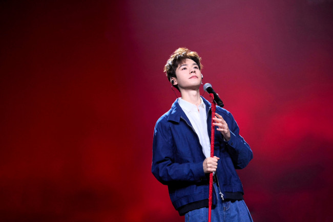 Обои картинки фото мужчины, gong jun | simon gong, актер, куртка, джинсы, микрофон, сцена