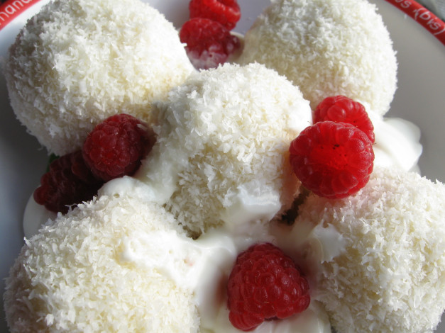 Обои картинки фото еда, мороженое, десерты, кокосовая, стружка, малина