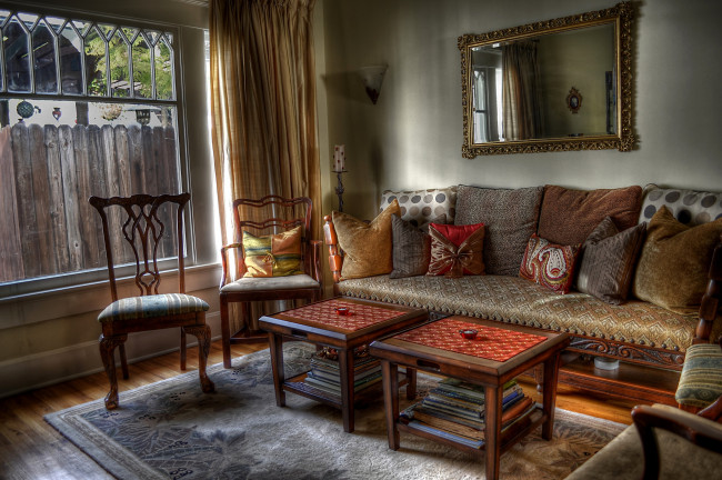 Обои картинки фото интерьер, гостиная, книги, диван, столики, подушки, зеркало