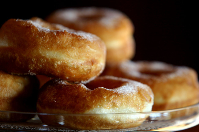 Обои картинки фото еда, хлеб, выпечка, пончики, сахарная, пудра