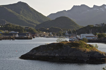Картинка lofoten norway города пейзажи горы озеро дома пейзаж