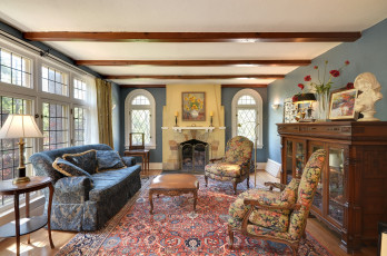 Картинка интерьер гостиная диван кресла камин