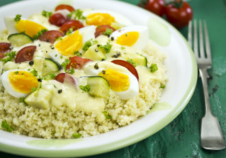 Картинка еда Яичные+блюда второе блюдо соус помидоры яйца каша посуда вилка фон