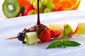 Картинка еда фрукты +ягоды fruit skewers fruits banana orange grape strawberry kiwi киви шоколад фруктовый шашлык апельсин виноград клубника банан chocolate