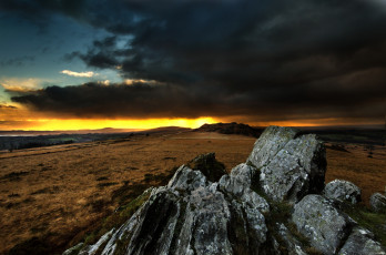 Картинка природа восходы закаты тучи камни равнина свет
