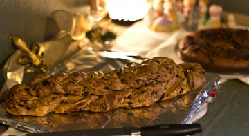 Картинка еда хлеб +выпечка изюм булка стол