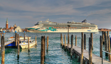 Картинка norwegian+jade корабли разные+вместе акватория мостки лайнер