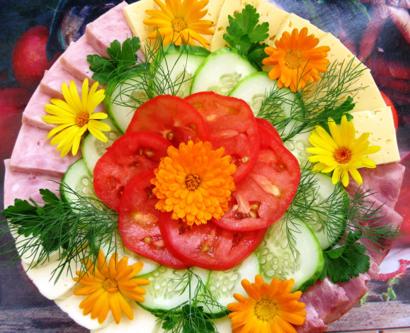 Обои картинки фото еда, салаты,  закуски, огурцы, помидоры, колбаса, сыр, ветчина
