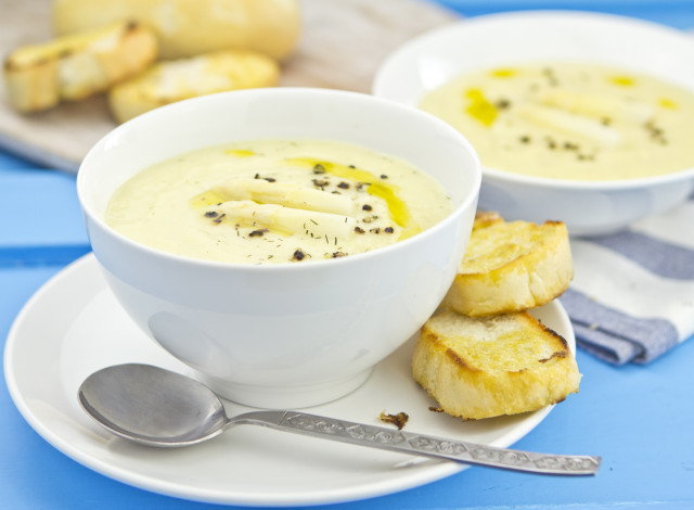 Обои картинки фото еда, первые блюда, фон, посуда, ложки, первое, блюдо, крем, суп, гренки