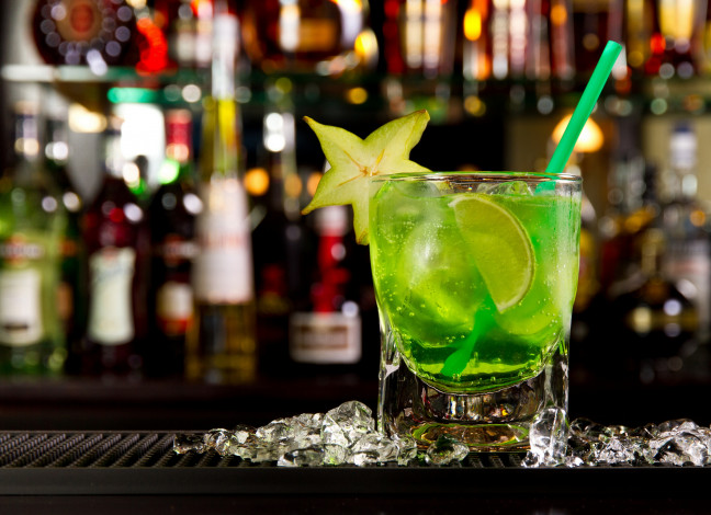 Обои картинки фото еда, напитки,  коктейль, бокал, лед, напиток, цитрусы, фрукты, карамбола, лайм, коктейль, трубочка