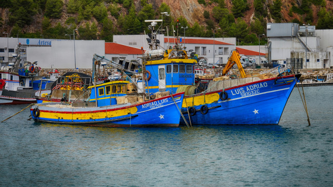 Обои картинки фото корабли, баркасы ,  буксиры, баркасы, причал, гавань