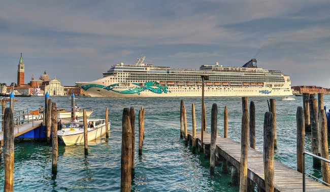 Обои картинки фото norwegian jade, корабли, разные вместе, акватория, мостки, лайнер