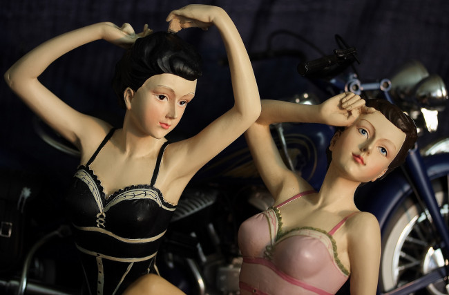 Обои картинки фото разное, сувениры, мотоцикл, куклы